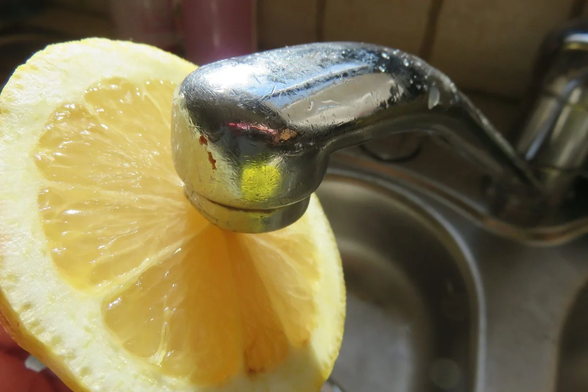 Citronová kůra na vodovodní baterii? Zbaví se vodního kamene přes noc.