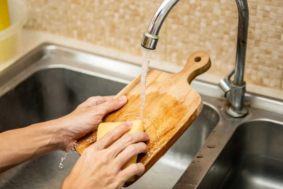 Citron a sůl na dřevěném prkénku: Kuchyňský trik pro odstranění bakterií. - image 1