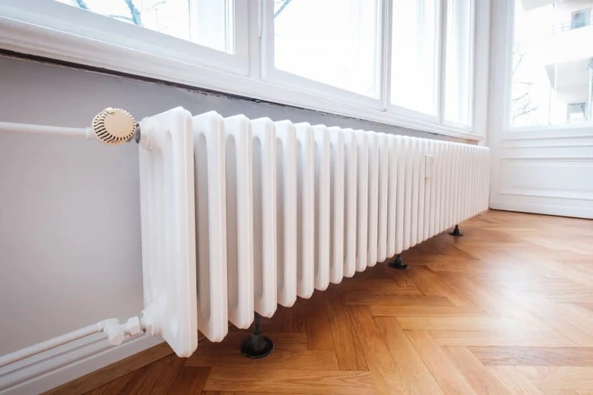 Položte tuto běžnou věc za radiátor a ušetřete 20% na topení v paneláku - image 2