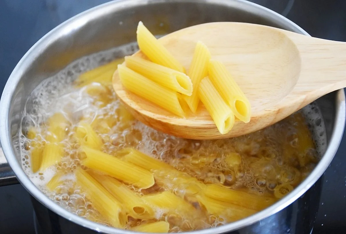 Dřevěná vařečka pod pokličkou: Starý trik, který zabraňuje překypění. - image 2