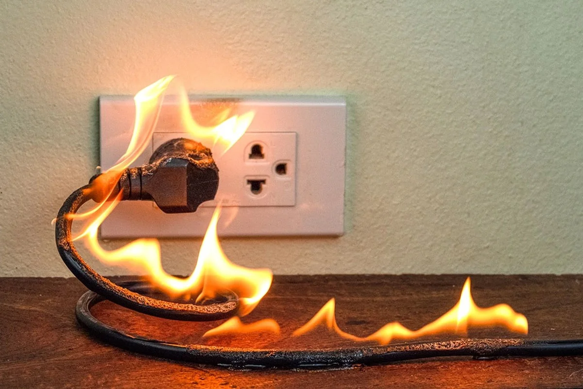 Elektrikáři varují: Tento běžný zvyk ničí vaše domácí spotřebiče.