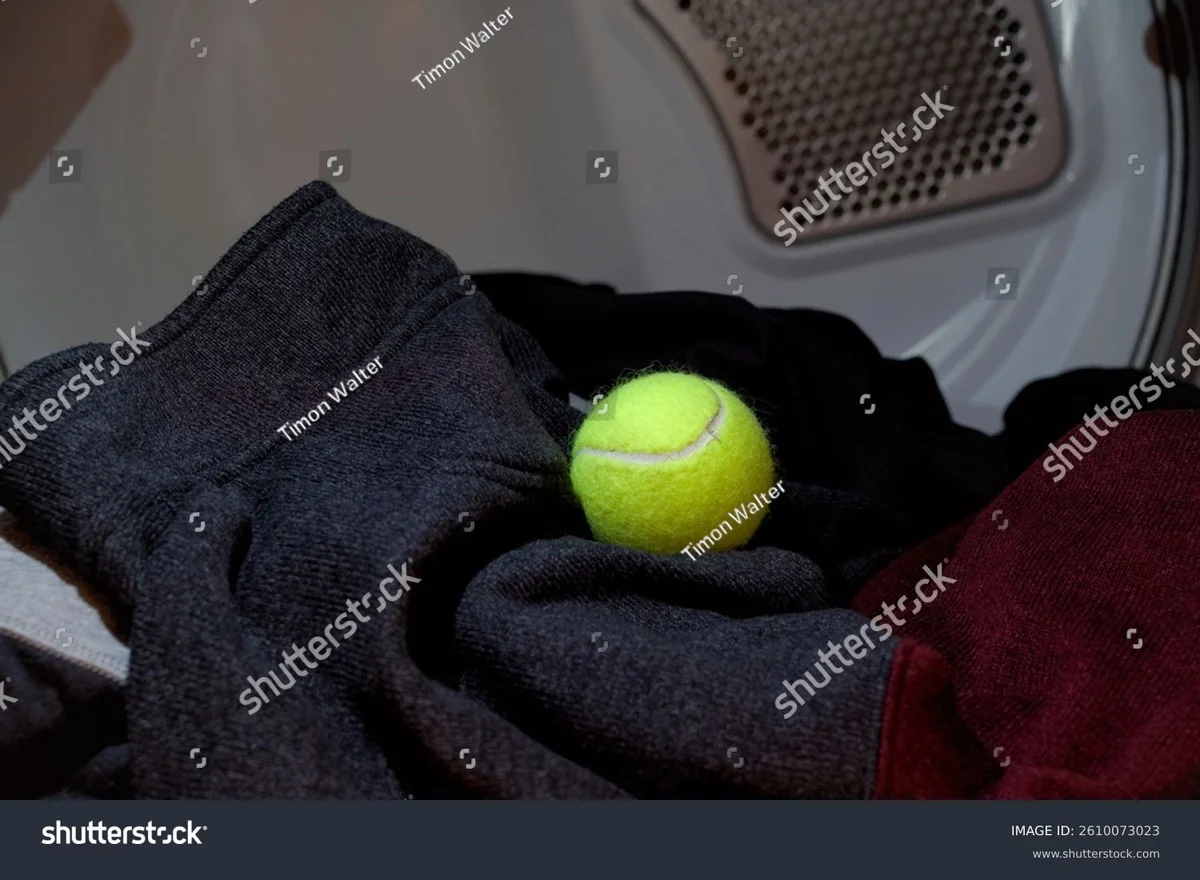 Proč dát tenisový míček do sušičky s prádlem. Geniální trik pro nadýchané ručníky.