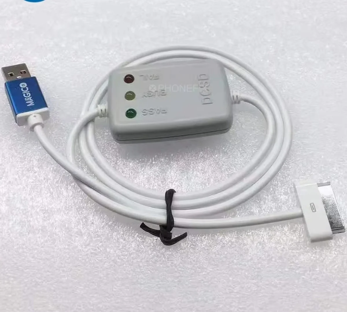 Proč mají USB konektory ty čtvercové otvory? Geniální inženýrství za tím.