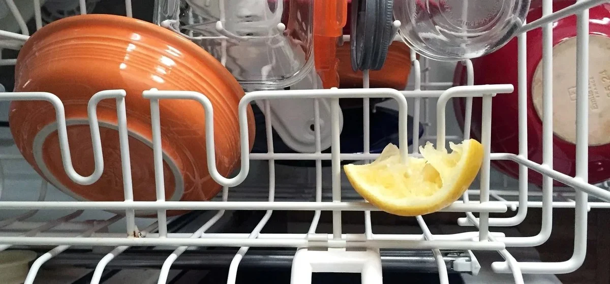 Vložte citronovou kůru do myčky: Nádobí bude zářit jako nikdy předtím.