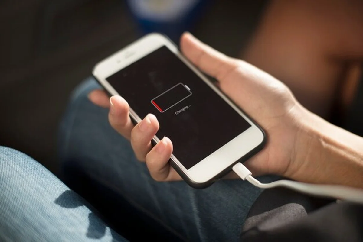 Tajemství delší životnosti mobilu: jednoduchý večerní návyk, který vás nic nestojí - image 1