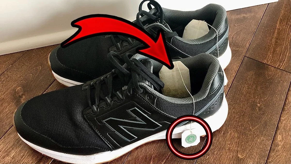 Proč dát obyčejný čajový sáček do bot přes noc? Výsledek vás překvapí