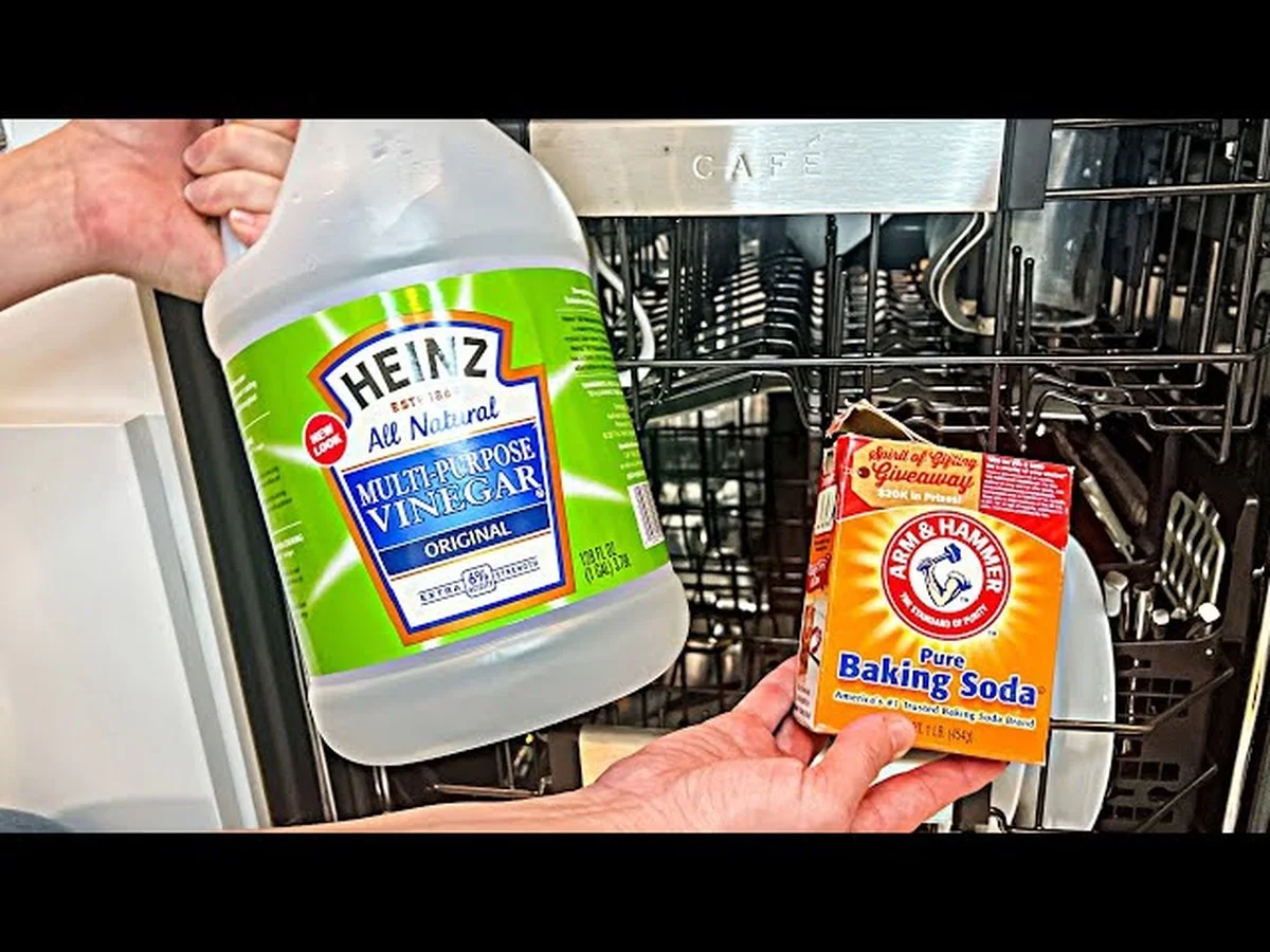 Jedlá soda v myčce: Nádobí bude zářit jako nové bez chemie.