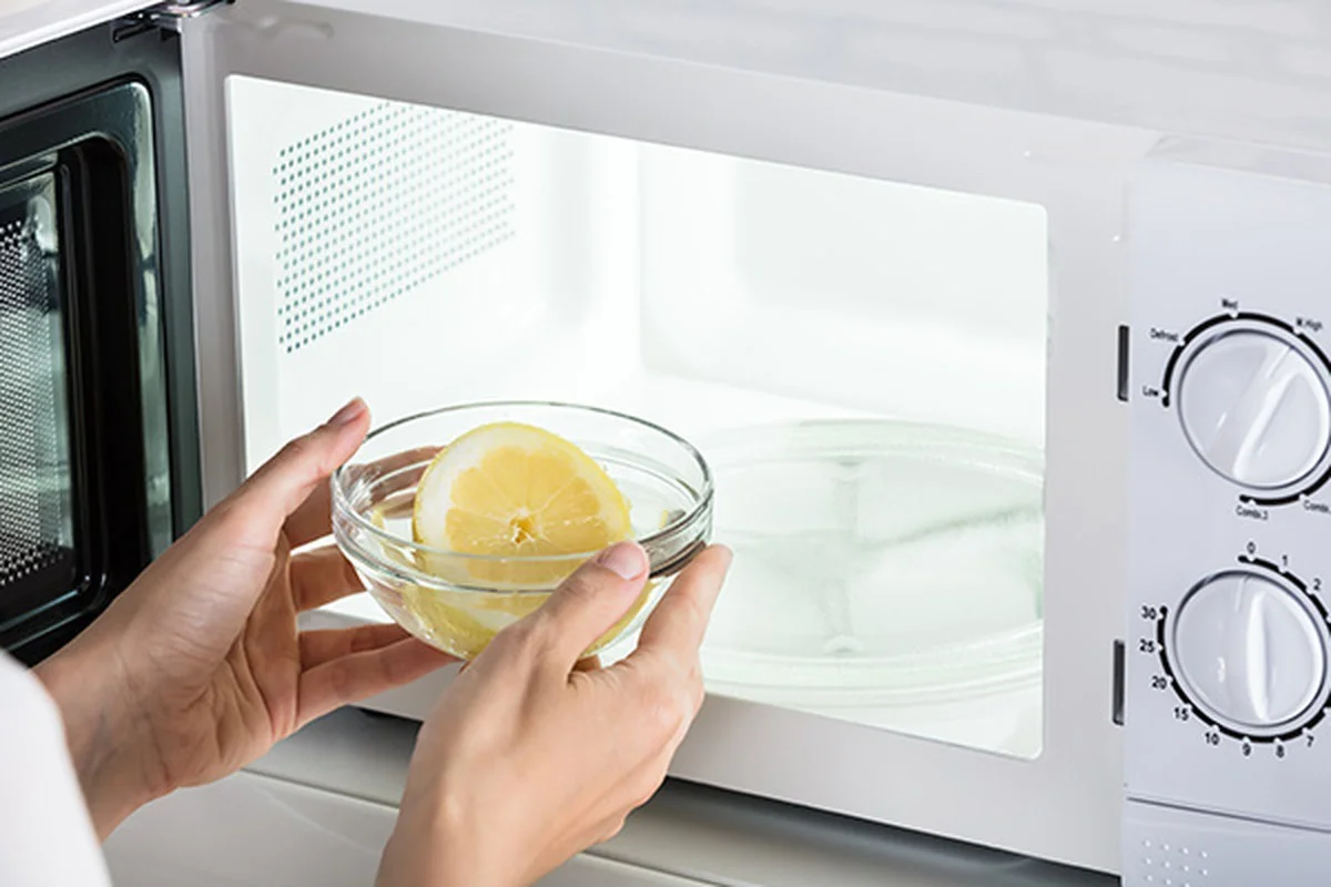 Citronová kůra v mikrovlnce: 2 minuty k dokonale čistému spotřebiči.
