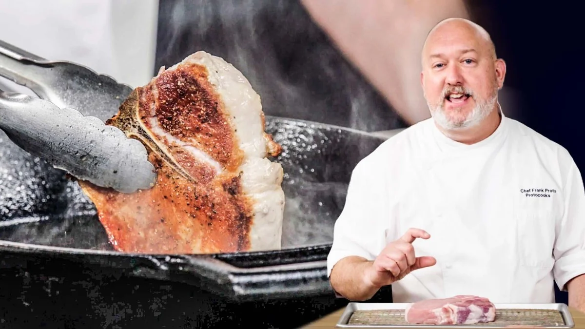 Šéfkuchaři prozrazují: Proto vždy dají sůl na pánev před smažením masa.