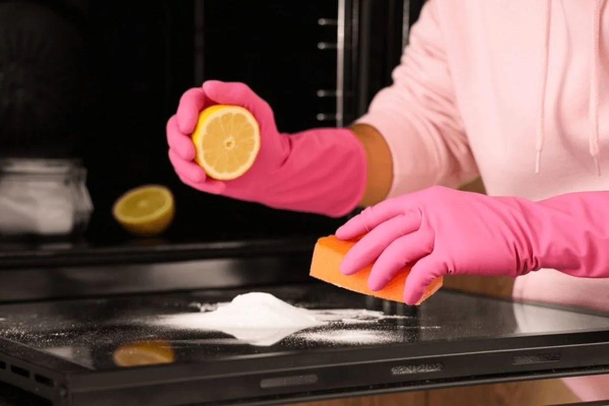Citron a soda: Přírodní způsob, jak vyčistit mikrovlnku za 5 minut. - image 1