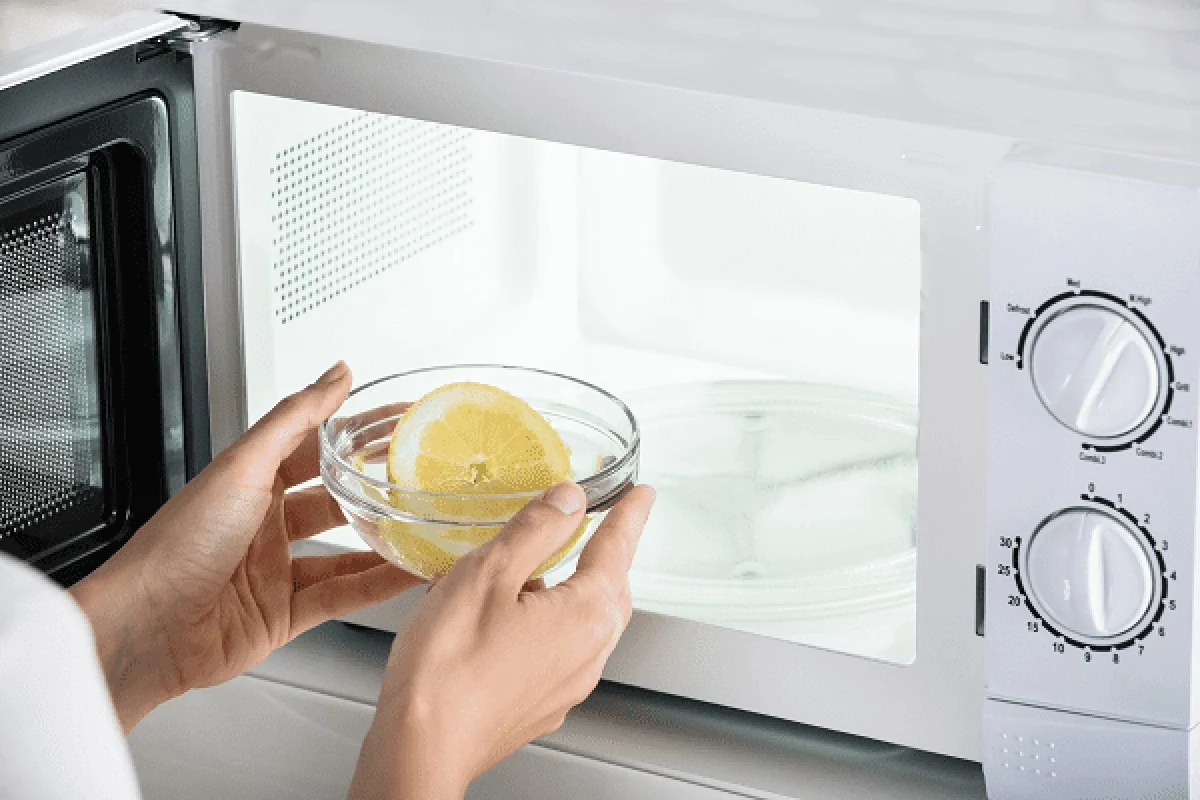 Citronová kůra v mikrovlnce: Jak vyčistit spotřebič za 5 minut bez chemie - image 1